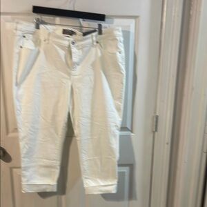 Torrid Women's Off-White Cropped Jeans